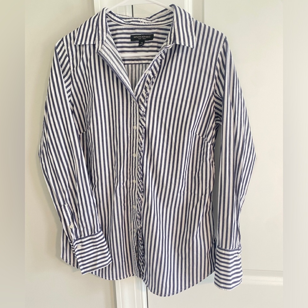 Banana Republic Riley stretch button down. Charcoal stripe ruffle pleats size 10
